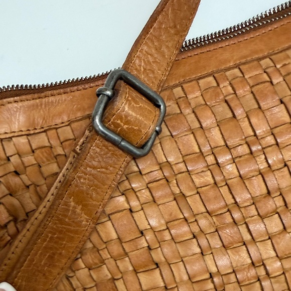 Vilenca Leather Elegant Tan Woven Shoulder Bag - Picture 3 of 7